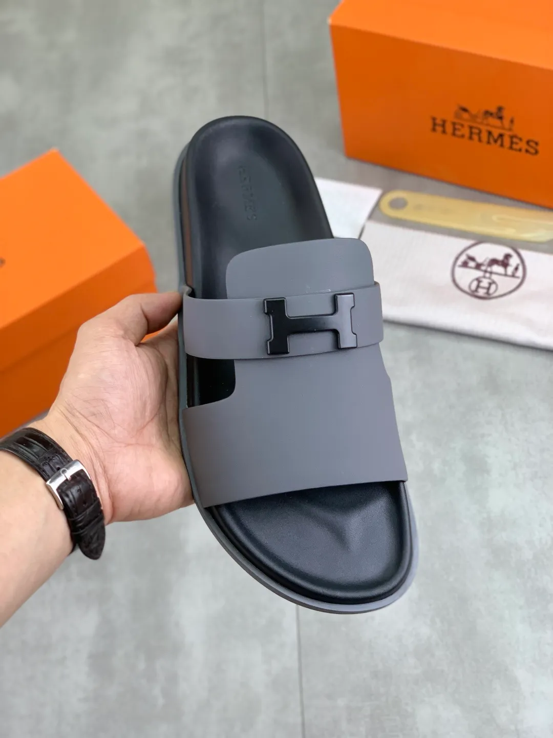 Men's shoes 💰P440 New [HERMES] high-end quality new Hermès slippers, made of imported silk calfskin, wear-resistant and non-slip rubber outsole. Fashionable and elegant code number: 39-44 (38 45 46 customized)